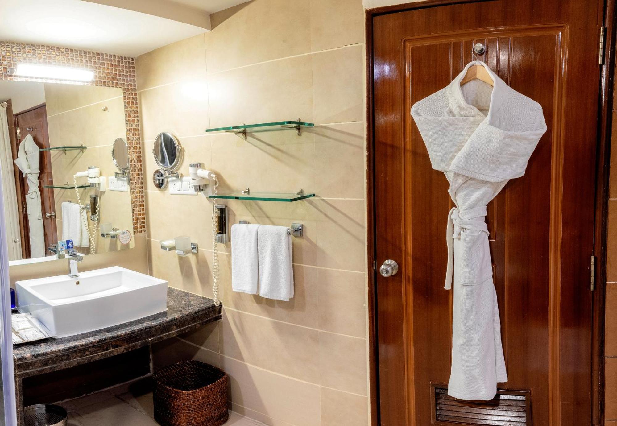 Fortune Jp Palace, Mysore - Member Itc Hotels' Group Esterno foto A bathrobe hanging on a door