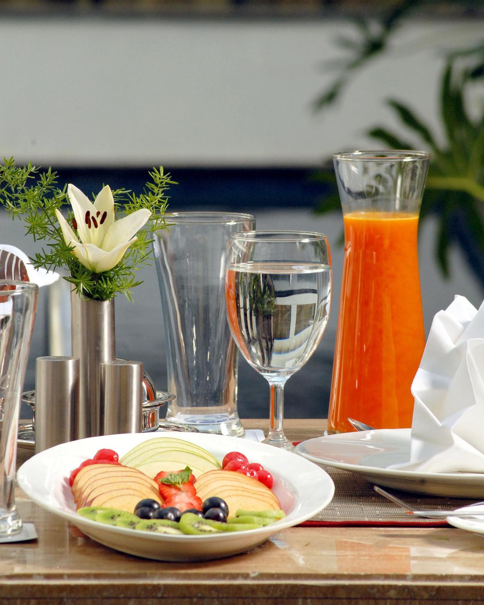 Fortune Jp Palace, Mysore - Member Itc Hotels' Group Esterno foto A glass of orange juice