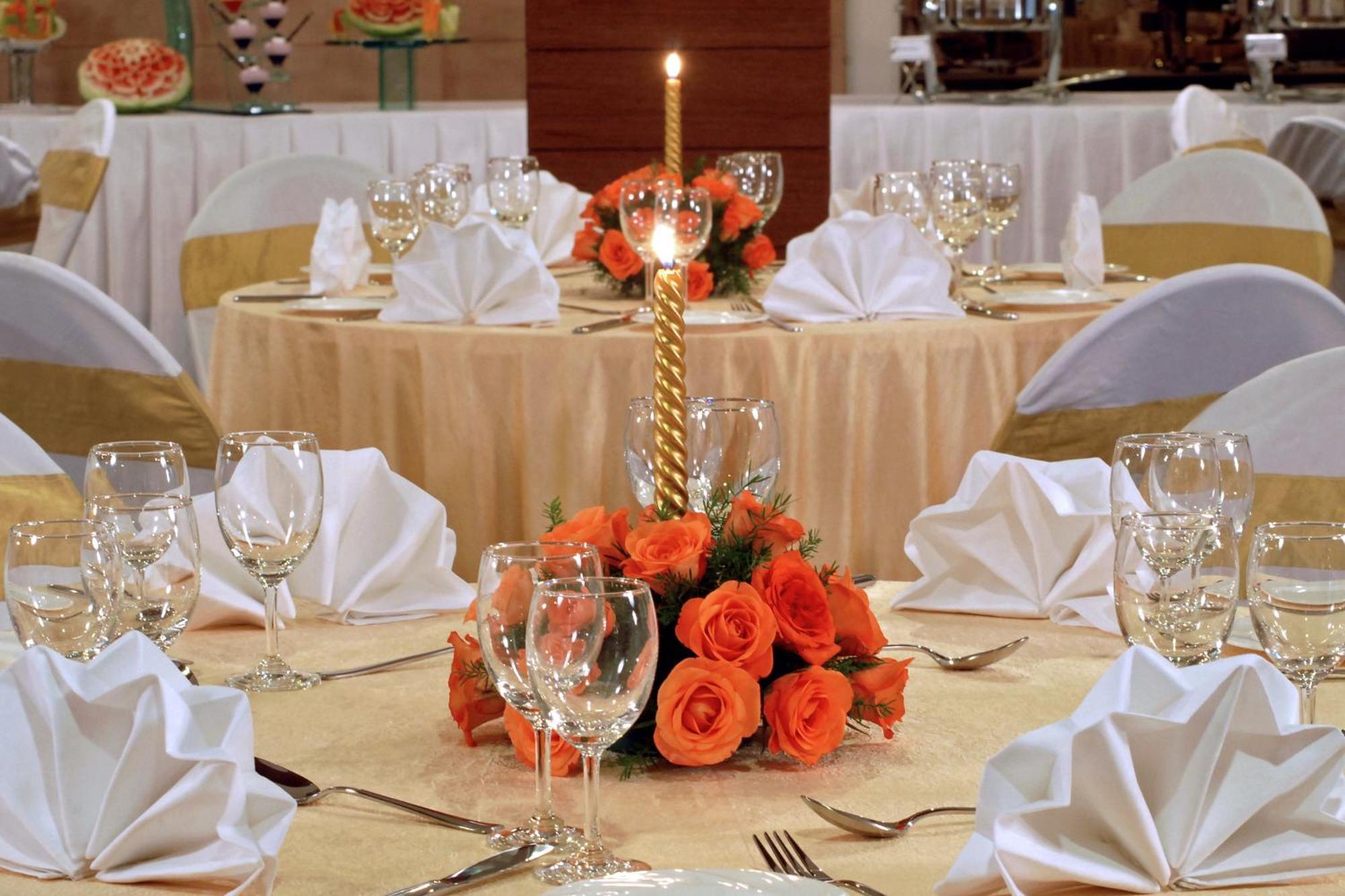 Fortune Jp Palace, Mysore - Member Itc Hotels' Group Esterno foto A table set for a formal dinner